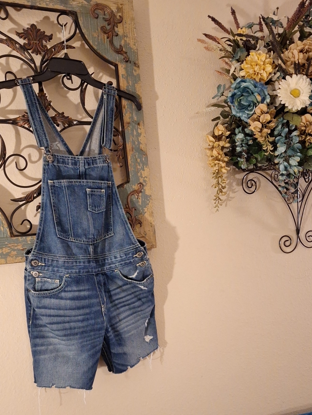🔥🔥CLEARANCE🔥🔥 Hollister Medium Blue Denim Short Overalls. Size Small